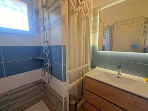 Hair dryer - Cozy 2BR House with Terrace Near Beach & Shops in Biscarrosse (Biscarrosse Plage)