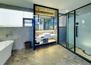 Signature Suite | Bathroom | Free toiletries, hair dryer, slippers, towels - W Kardon Hotel (Guangzhou)