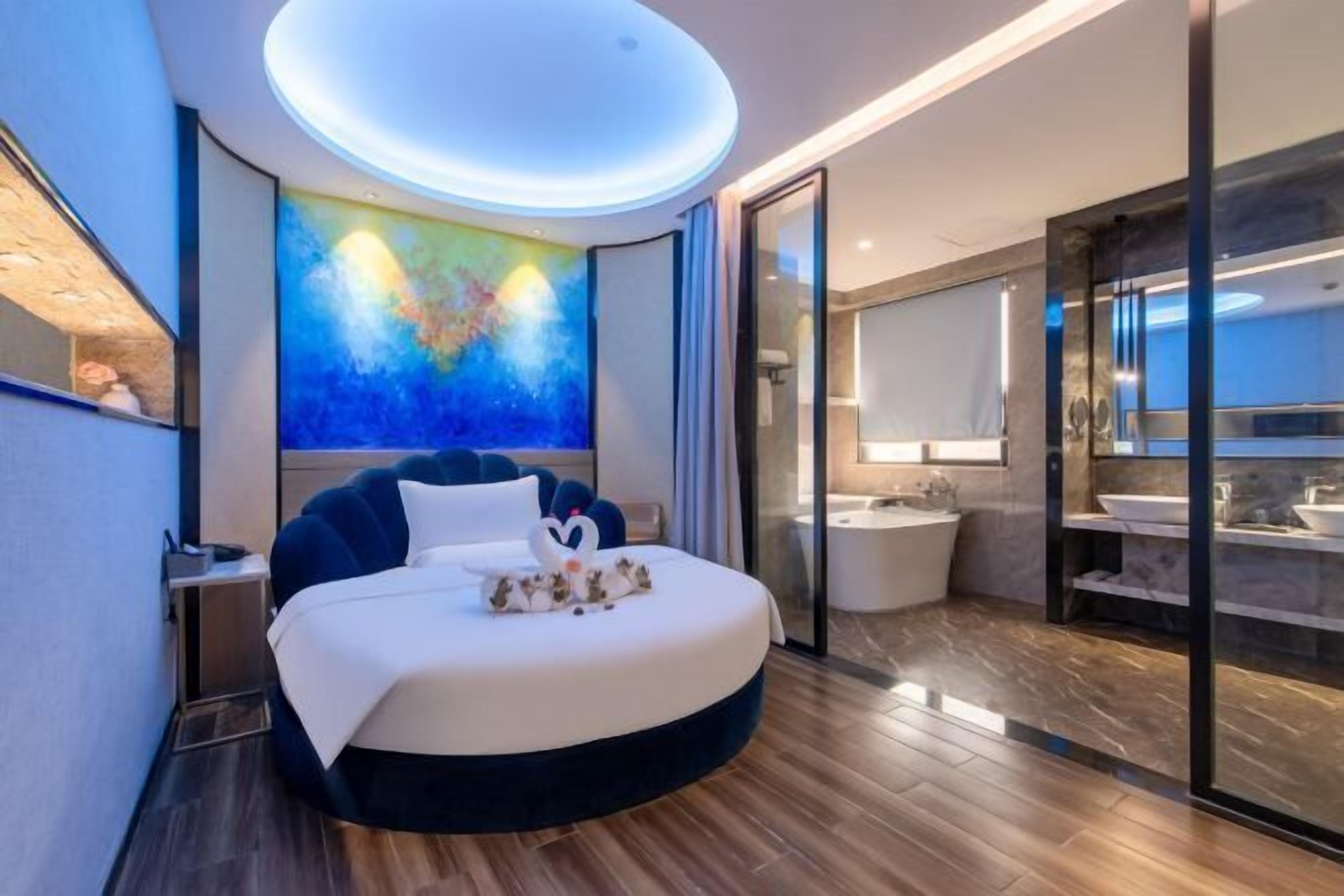 Màn/rèm cản sáng, bàn ủi/dụng cụ ủi quần áo 