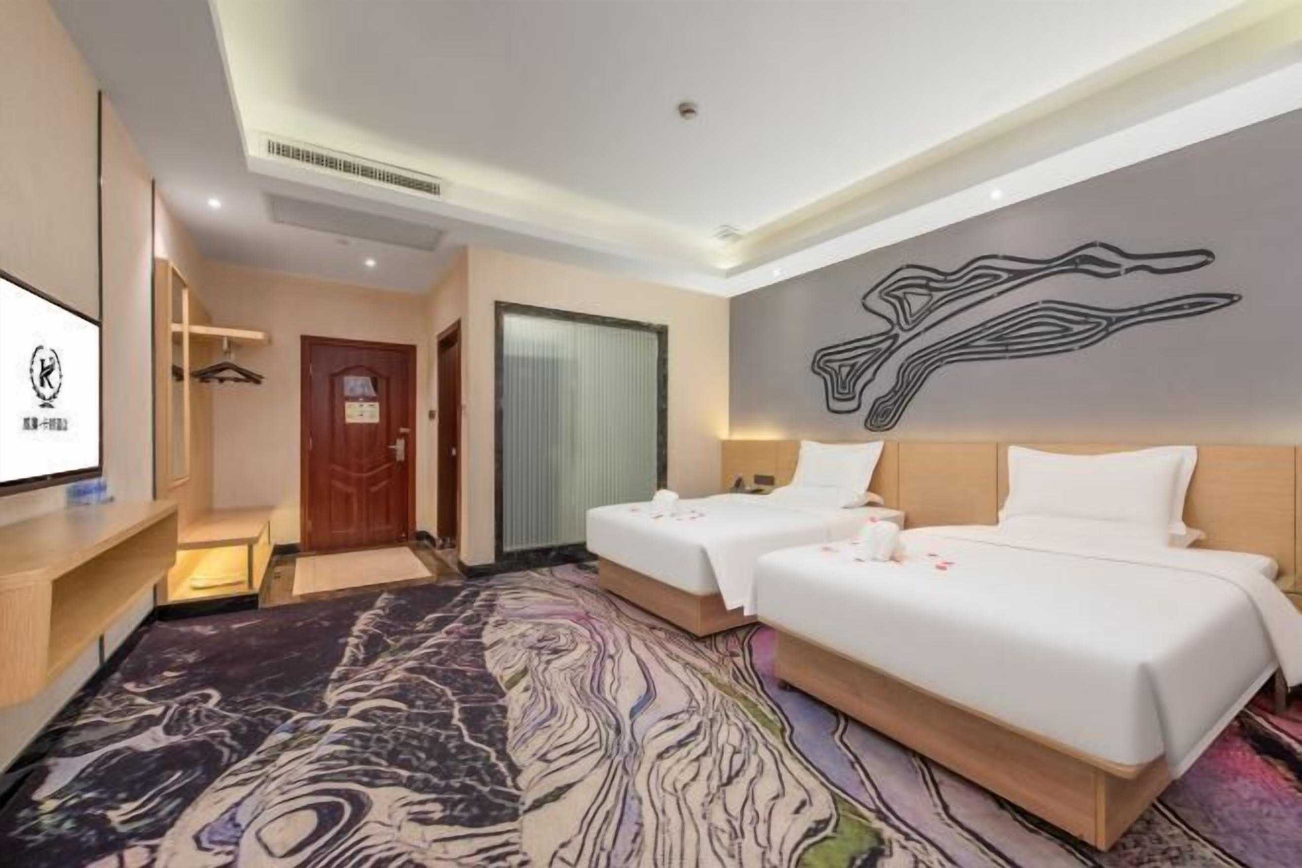 Màn/rèm cản sáng, bàn ủi/dụng cụ ủi quần áo 