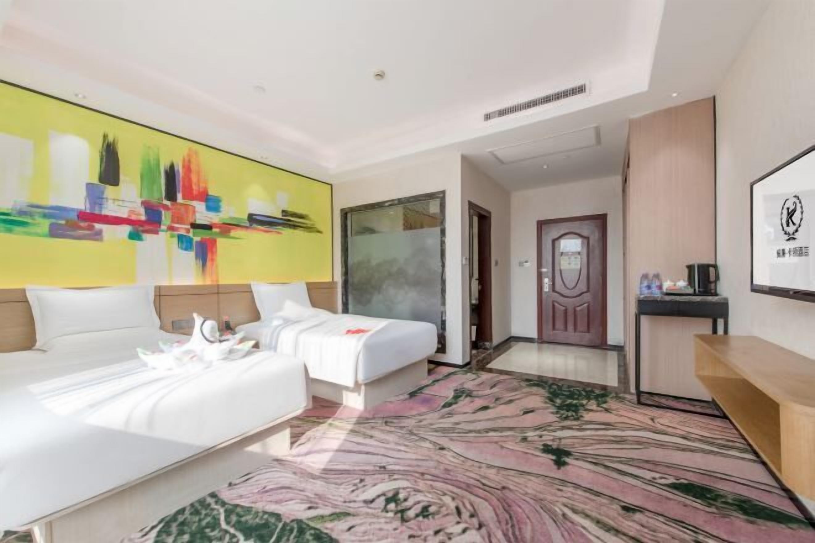 Màn/rèm cản sáng, bàn ủi/dụng cụ ủi quần áo 