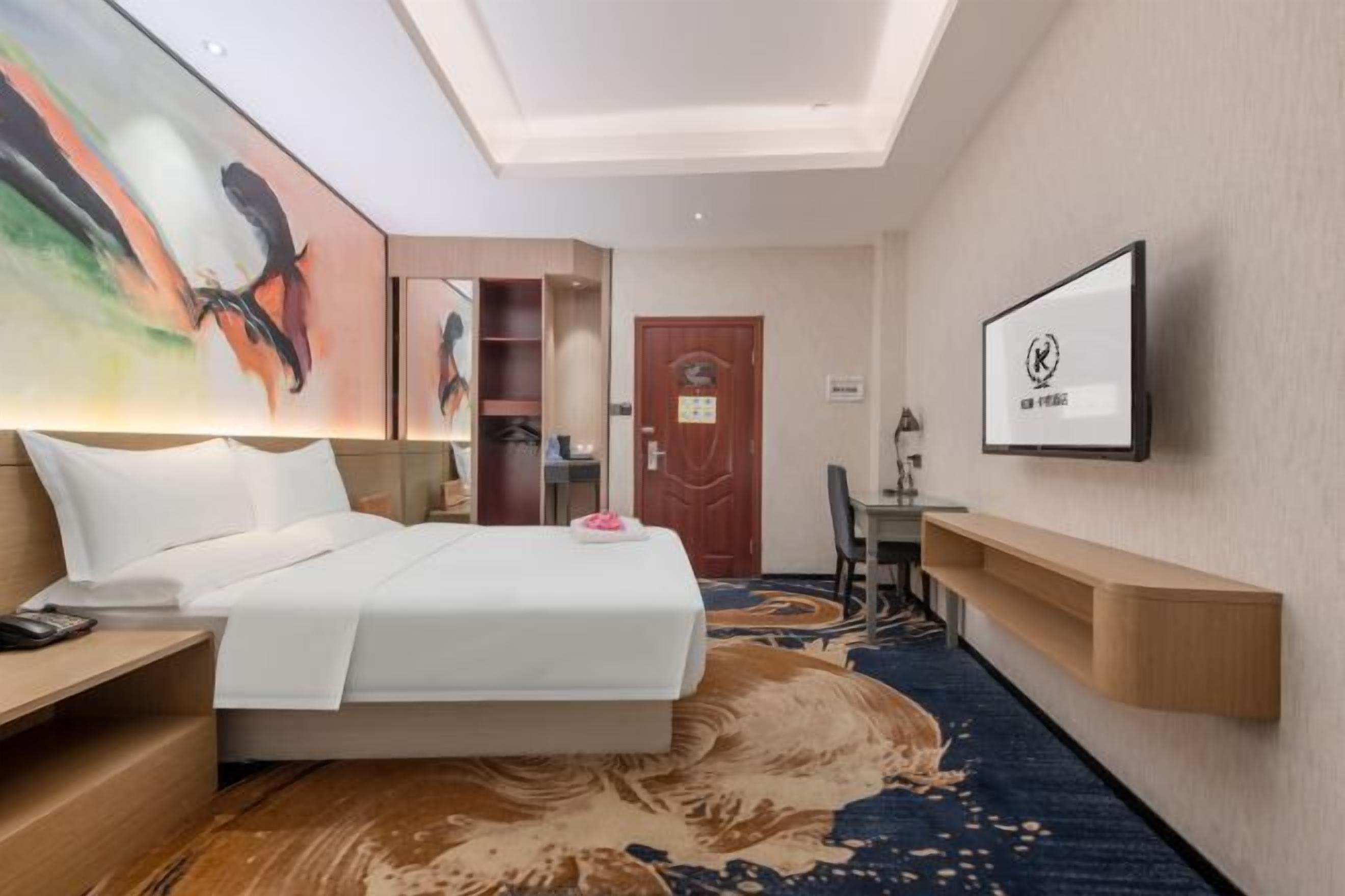 Màn/rèm cản sáng, bàn ủi/dụng cụ ủi quần áo 