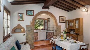 Villa, 2 camere da letto, piscina privata, vista giardino | Cucina privata | Frigorifero con congelatore, microonde, forno, piano cottura