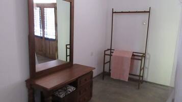 Deluxe Room | 4 bedrooms, desk, free WiFi