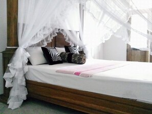 Kamar Deluks | Meja kerja dan Wi-Fi gratis