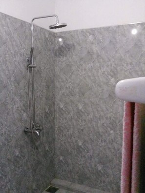 Deluxe Room | Bathroom shower - Dreams Lanka (Mirissa)