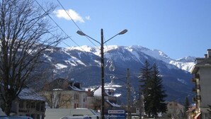 A street with a sign for 'VinterSport' indicating a location for accommodation and rental services. - Appart Hotel de la Paix (Barcelonnette)