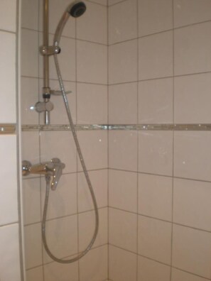 Bathroom shower - Appart Hotel de la Paix (Barcelonnette)