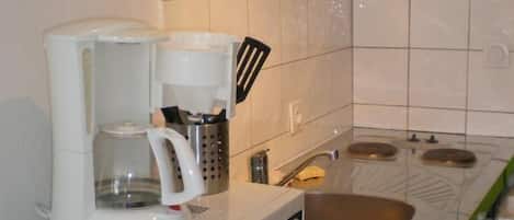 Réfrigérateur, micro-ondes, plaque de cuisson, cafetière/bouilloire