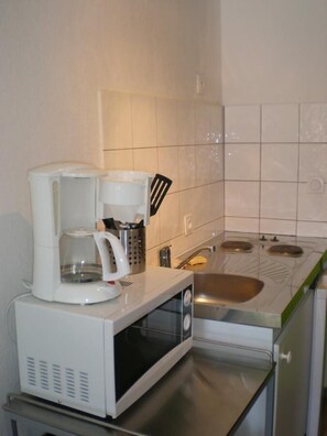 Fridge, microwave, stovetop, coffee/tea maker - Appart Hotel de la Paix (Barcelonnette)