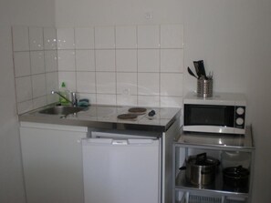 Frigorífic, microones, placa de cuina i cafetera i tetera