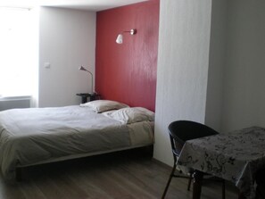 Individually decorated, individually furnished, free WiFi, bed sheets - Appart Hotel de la Paix (Barcelonnette)