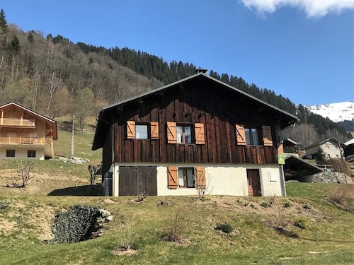 Peaceful 3-Bedroom Chalet, Sleeps 8, Near Shops & Slopes, WiFi, Pet-Friendly