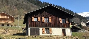 Peaceful 3-Bedroom Chalet, Sleeps 8, Near Shops & Slopes, WiFi, Pet-Friendly