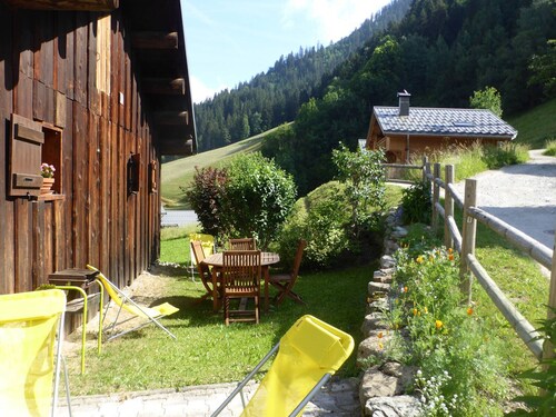 Chalet familial calme pour 7/8 pers, 3 chambres, proche des pistes, bien équipé et animé, 2 étoiles