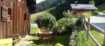 Peaceful 3-Bedroom Chalet, Sleeps 8, Near Shops & Slopes, WiFi, Pet-Friendly