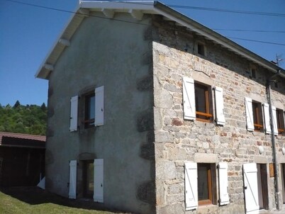 Cozy cottage, pets allowed, near skiing and hiking