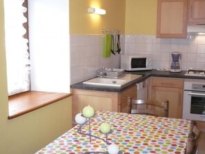 Een koelkast, een microgolfoven, een vaatwasser