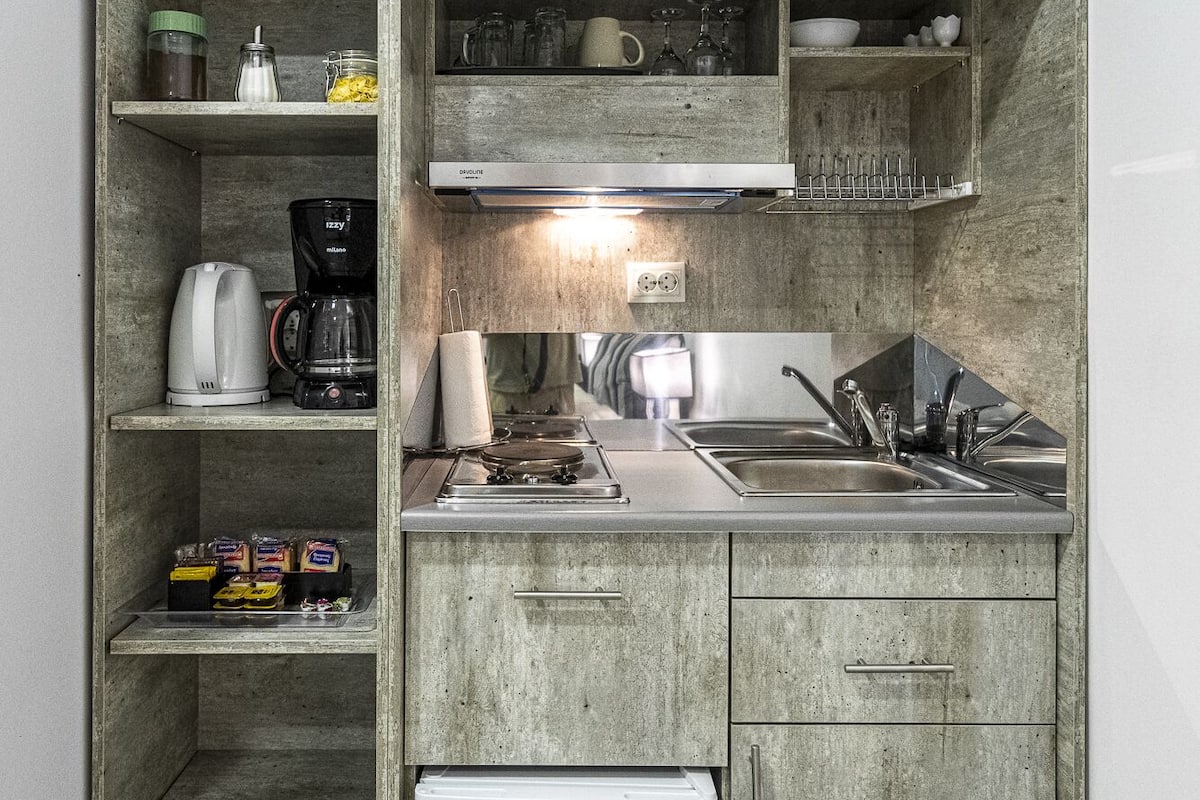 deluxe triple room | private kitchen | mini-fridge, stovetop, electric kettle, cookware/dishes/utensils