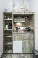 Frigobar, placa de cocina, cafetera expreso, cafetera/tetera