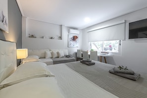 Deluxe Triple Room with Jetted Shower | 埃及棉床單、高級寢具、羽絨被、獨特裝潢