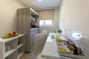 Frigobar, placa de cocina, cafetera expreso, cafetera/tetera