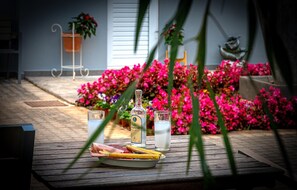 Makan malam dihidangkan, masakan Greek, taman 