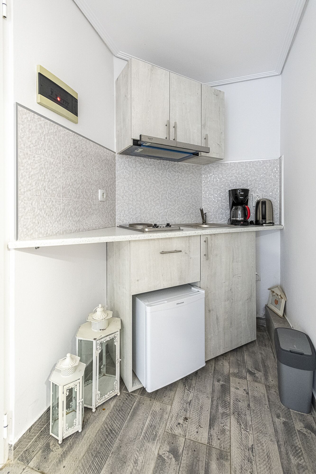 deluxe triple room | private kitchen | mini-fridge, stovetop, electric kettle, cookware/dishes/utensils