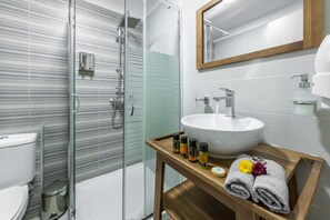 Een douche, een hydromassagedouche, milieuvriendelijke toiletartikelen