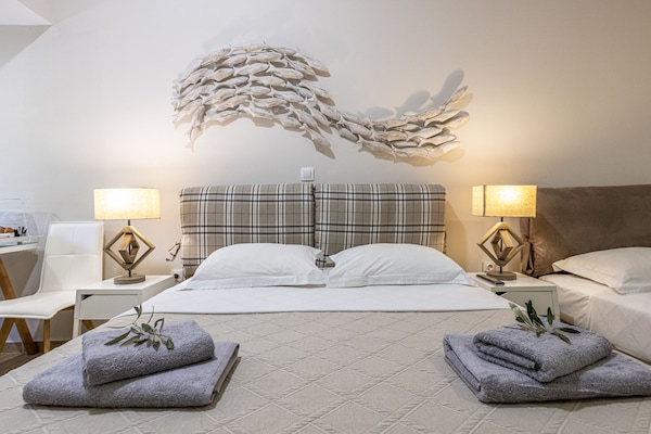 Deluxe Quadruple Room with Jetted Shower | 1 bilik tidur, cadar kapas Mesir, peralatan tempat tidur premium
