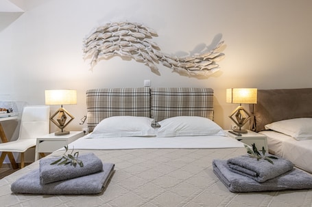 Deluxe Quadruple Room with Jetted Shower | 1 bedroom, Egyptian cotton sheets, premium bedding, down comforters