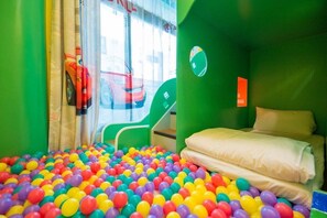 Family room with balcony | Free WiFi - Milk Homestay (Wujie)