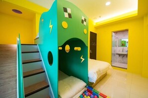 Family room with balcony | Free WiFi - Milk Homestay (Wujie)