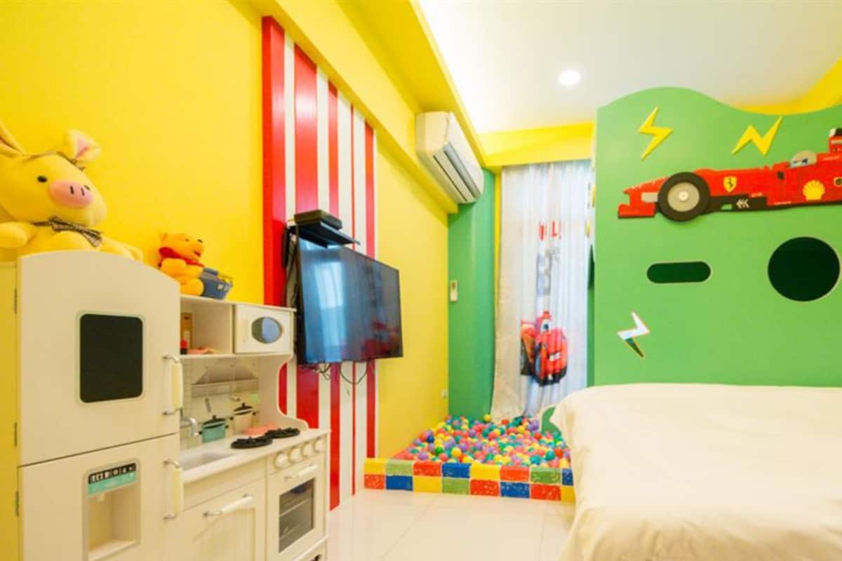 Family room with balcony | 6 bedrooms, individually furnished, free WiFi