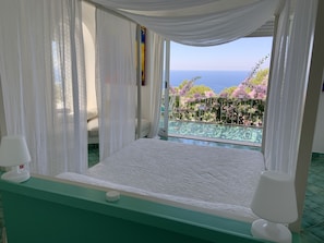 Deluxe Double Room, Balcony, Sea View | Soundproofing, bed sheets - Il Carrubo Capri (Anacapri)