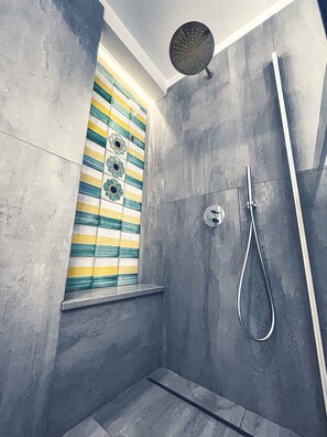 Deluxe Double Room | Bathroom | Shower, rainfall showerhead, towels