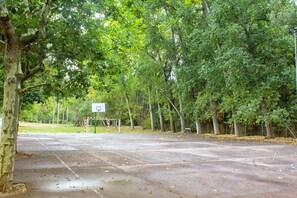An outdoor basketball court surrounded by trees. - Hotel Valle del Silencio (Ponferrada)