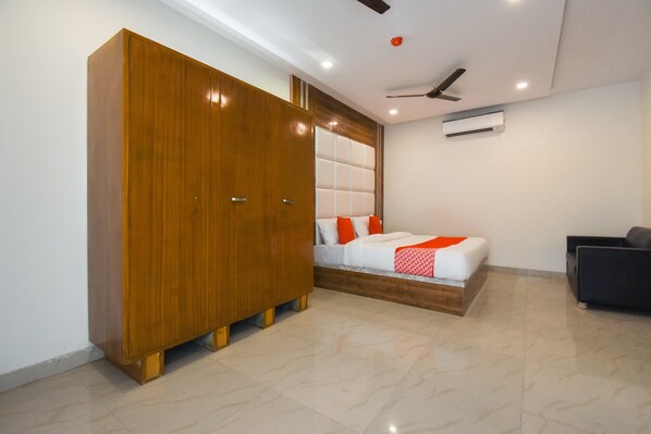 Deluxe Double Room | Bed sheets - Capital O 28712 The Shivaay Hotel (Mohali)