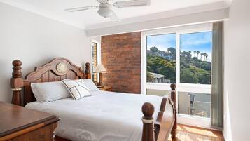 5 bedrooms, iron/ironing board, Internet, bed sheets