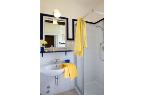 Deluxe appartement, 2 slaapkamers, uitzicht op zwembad (Nicchio) | Badkamer | Gratis toiletartikelen, een haardroger, een bidet, handdoeken