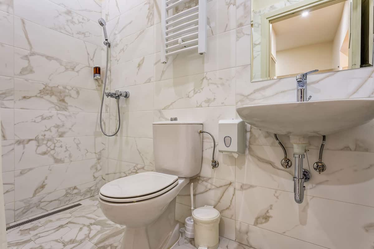 Duş, saç kurutma makinesi, havlu, sabun