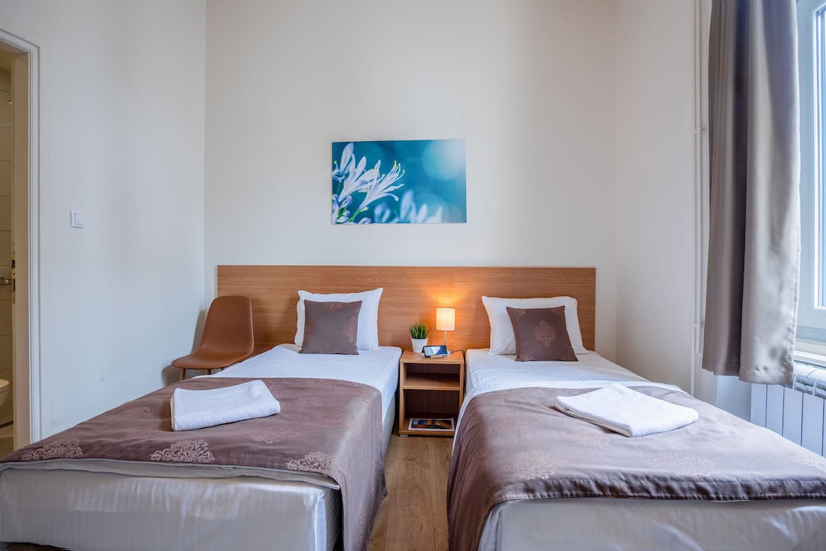 Tek Büyük veya İki Ayrı Yataklı Oda, Banyolu/Duşlu | Çarşaf takımı