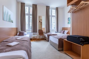 Comfort Üç Kişilik Oda, Banyolu/Duşlu | Ses yalıtımı, çarşaf takımı 