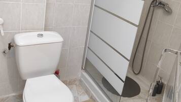 Een douche, een haardroger, handdoeken, zeep