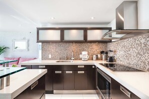 Réfrigérateur, micro-ondes, four, plaque de cuisson