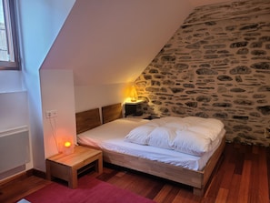 3 chambres, fer et planche Ă repasser