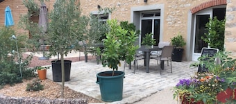 Stopover and holiday cottage at the foot of the Nivernais canal
