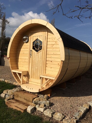 Stopover and holiday cottage at the foot of the Nivernais canal