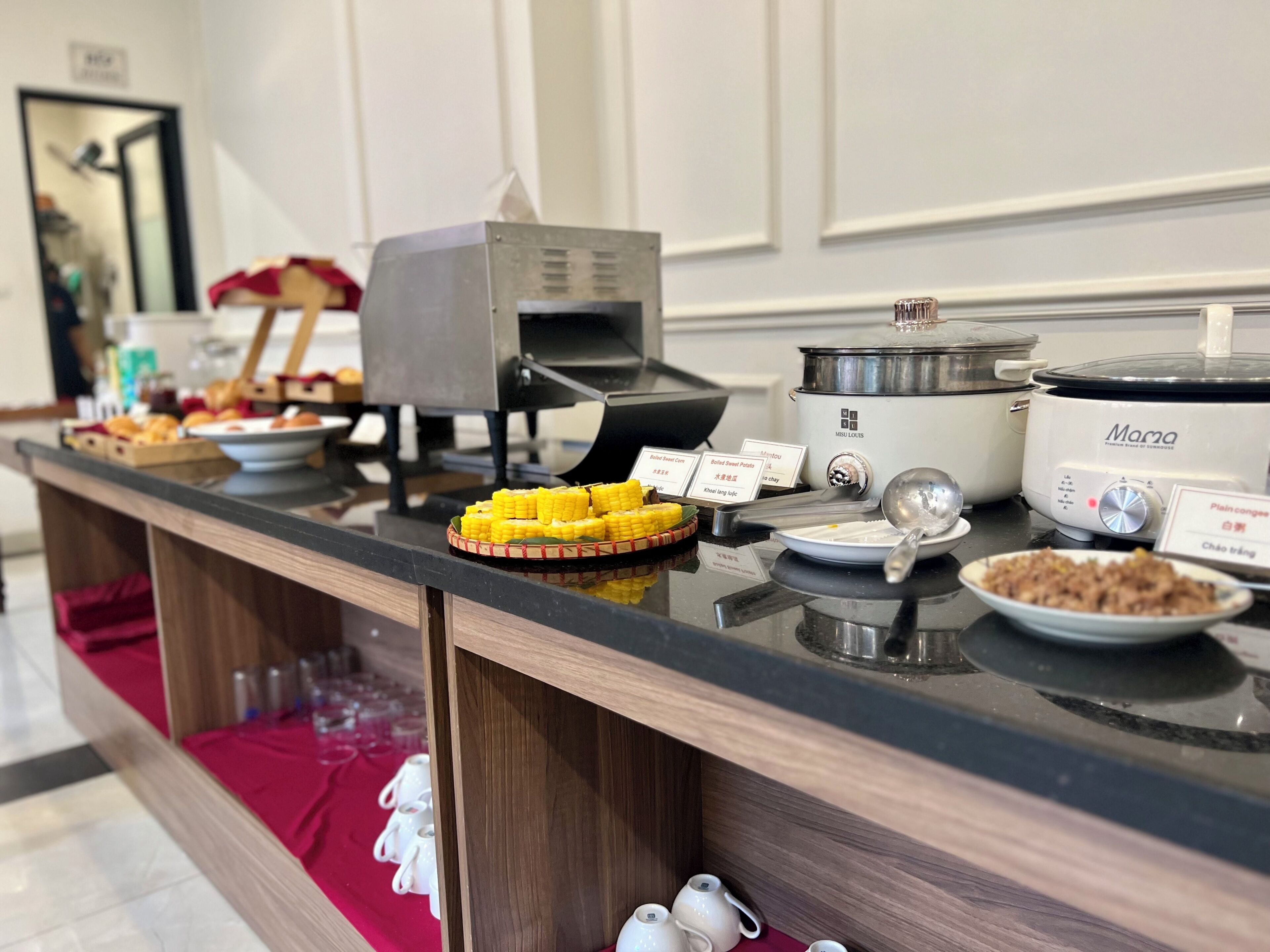 Un banco buffet con diversi cibi e attrezzature da cucina.