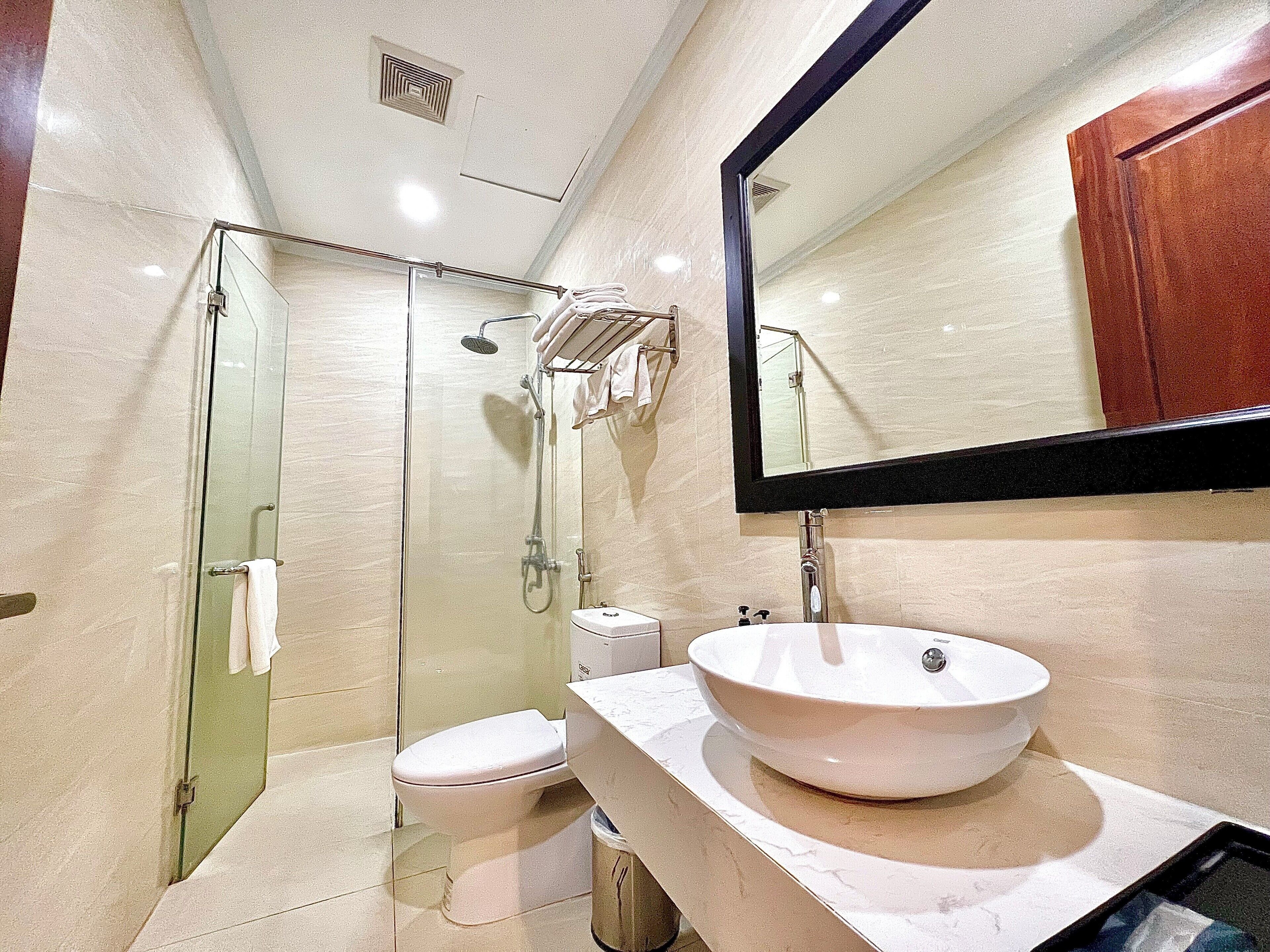 deluxe triple room | bathroom | free toiletries, hair dryer, bathrobes, slippers